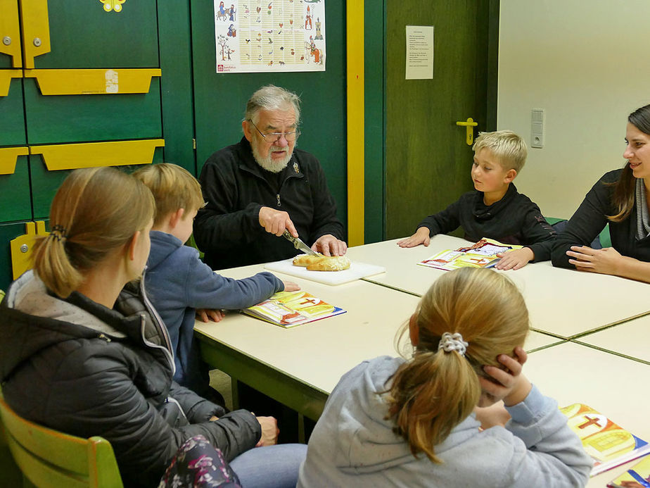 Symbolische Mantelteilung mit den Kommunionkindern (Foto: Karl-Franz Thiede)